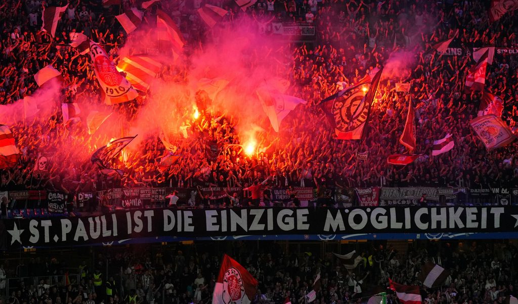 -Auf-Wiedersehen-So-feiern-St-Paulis-Fans-den-Derbysieg-im-Volkspark