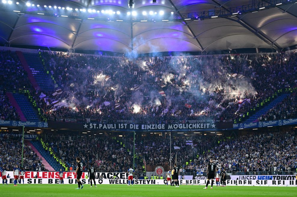 „St. Pauli ist die einzige Möglichkeit“, steht auf dem Banner der Gästefans im Volksparkstadion.
