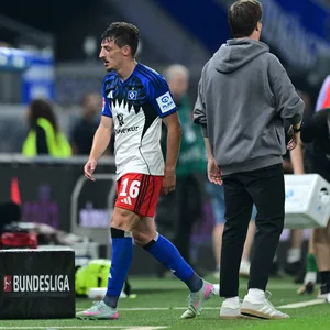 Giorgi Gocholeishvili geht an der Seitenlinie gefrustet an Merlin Polzin vorbei