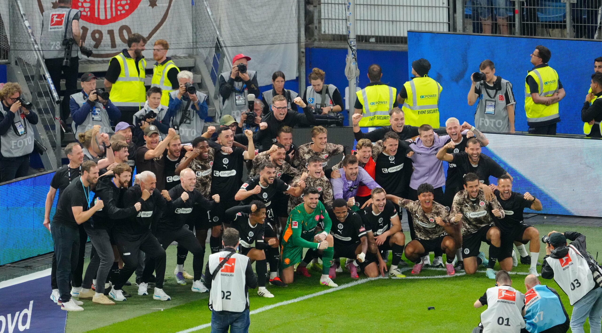 Sieger-Selfie von St. Pauli vor dem Gästeblock