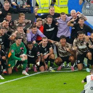 Sieger-Selfie von St. Pauli vor dem Gästeblock
