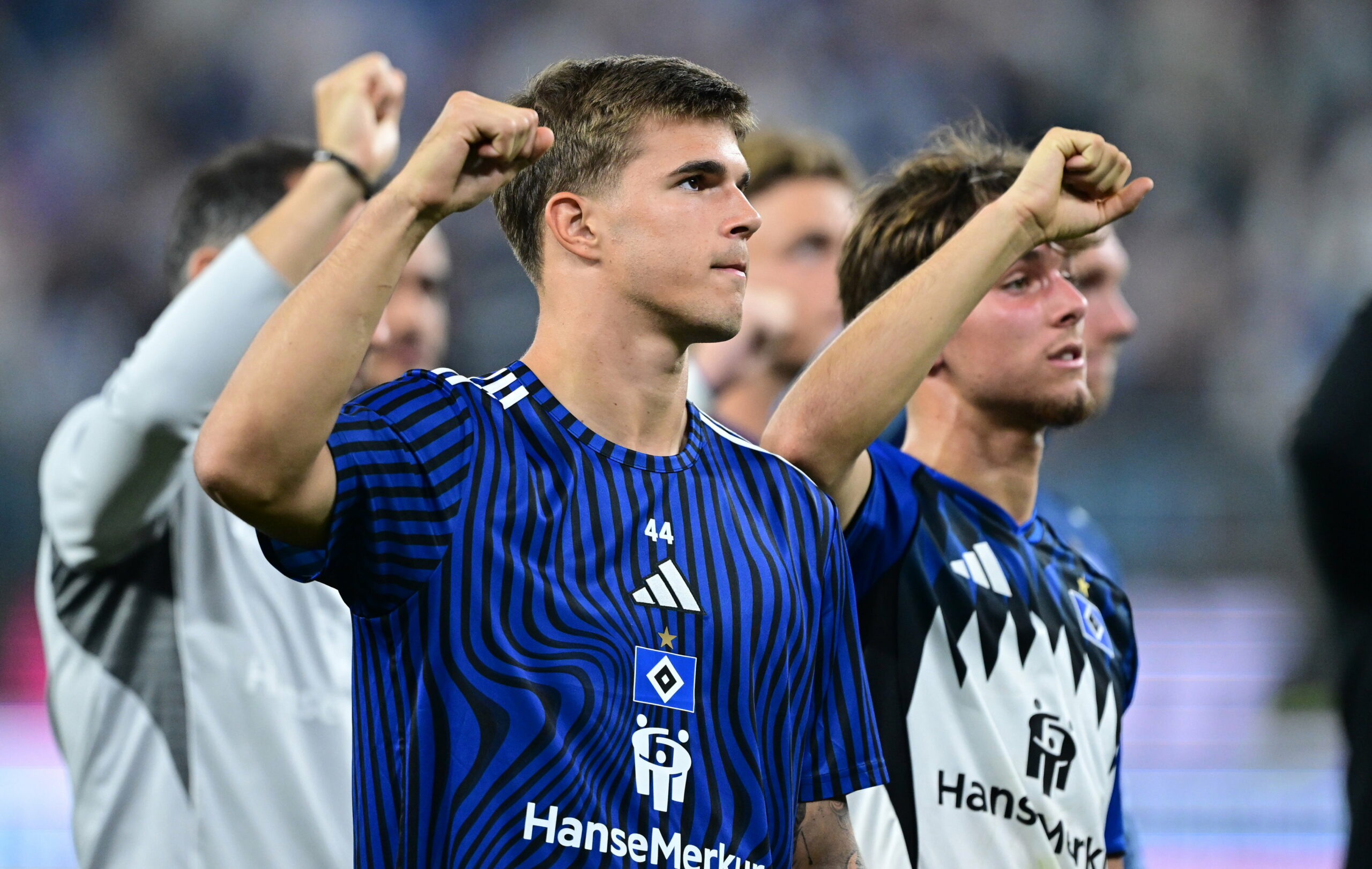 Luka Vuskovic ballt vor den HSV-Fans die Faust