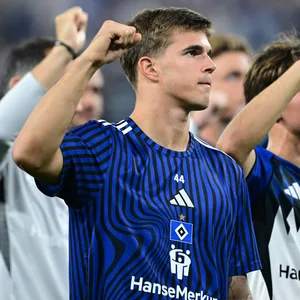 Luka Vuskovic ballt vor den HSV-Fans die Faust