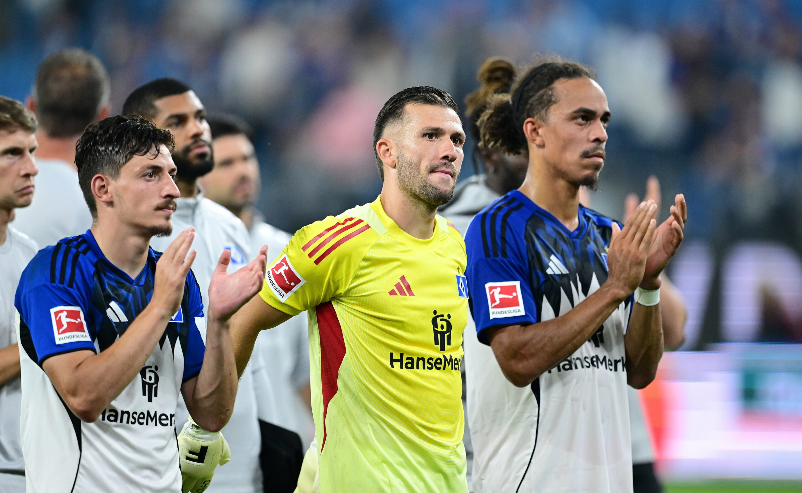 Giorgi Gocholeishvili, Daniel Heuer Fernandes und Yussuf Poulsen enttäuscht vor den HSV-Fans