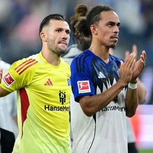 Giorgi Gocholeishvili, Daniel Heuer Fernandes und Yussuf Poulsen enttäuscht vor den HSV-Fans