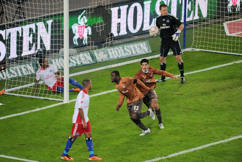 Gerald Asamoah schießt das Siegtor im Derby gegen den HSV