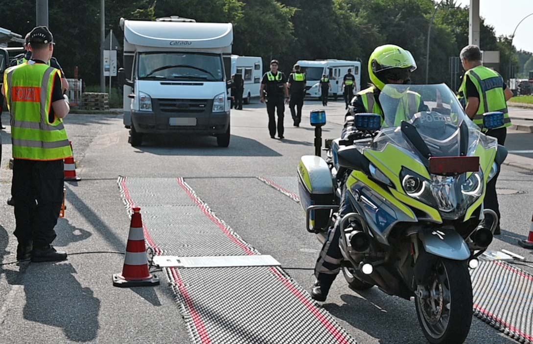 Polizei kontrolliert Wohnmobile und Wohnwagen an der A7 – viele Verstöße festgestellt