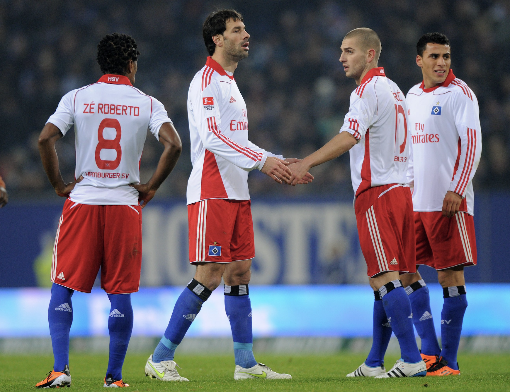 Zé Roberto, Ruud van Nistelrooy, Mladen Petric und Änis Ben-Hatira auf dem Spielfeld