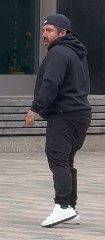 Ein Mann mit einem schwarzen Pulli und einer schwarzen Cap.