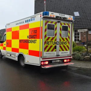 Zwei Rettungswagen und mehrere Polizeiautos stehen in der Straße Sandleiden.