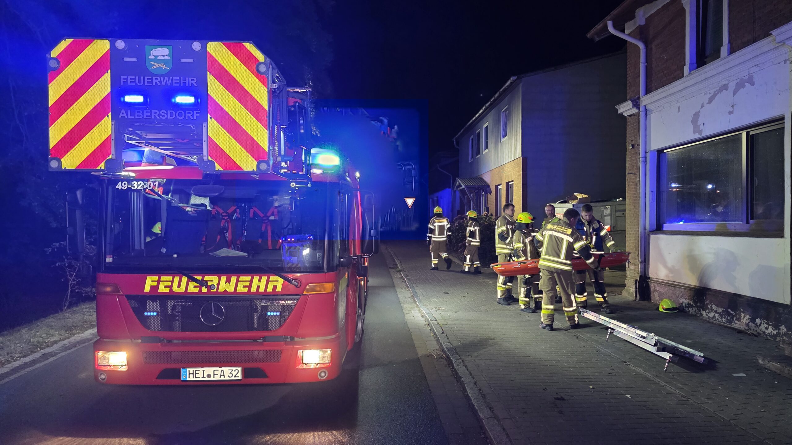 Ein Feuerwehrauto steht vor einem Haus in Albersdorf