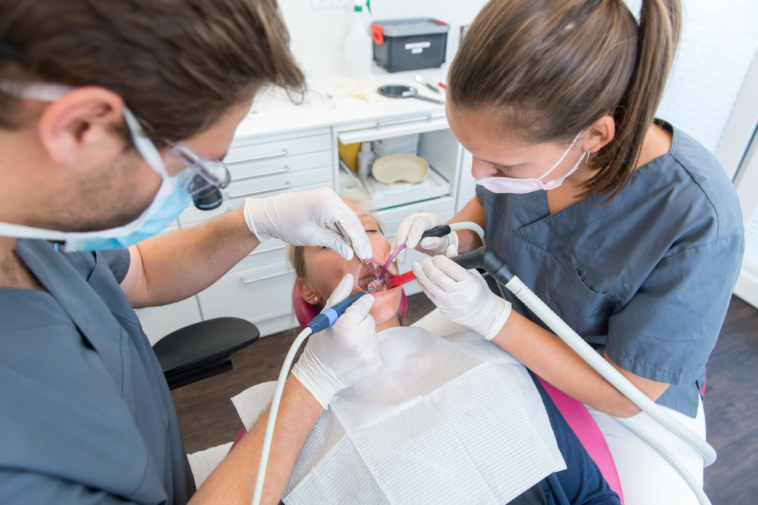 Ein Zahnarzt führt eine professionelle Zahnreinigung durch