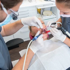 Ein Zahnarzt führt eine professionelle Zahnreinigung durch