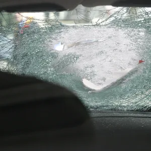 Zerstörte Windschutzscheibe (Symbolbild)
