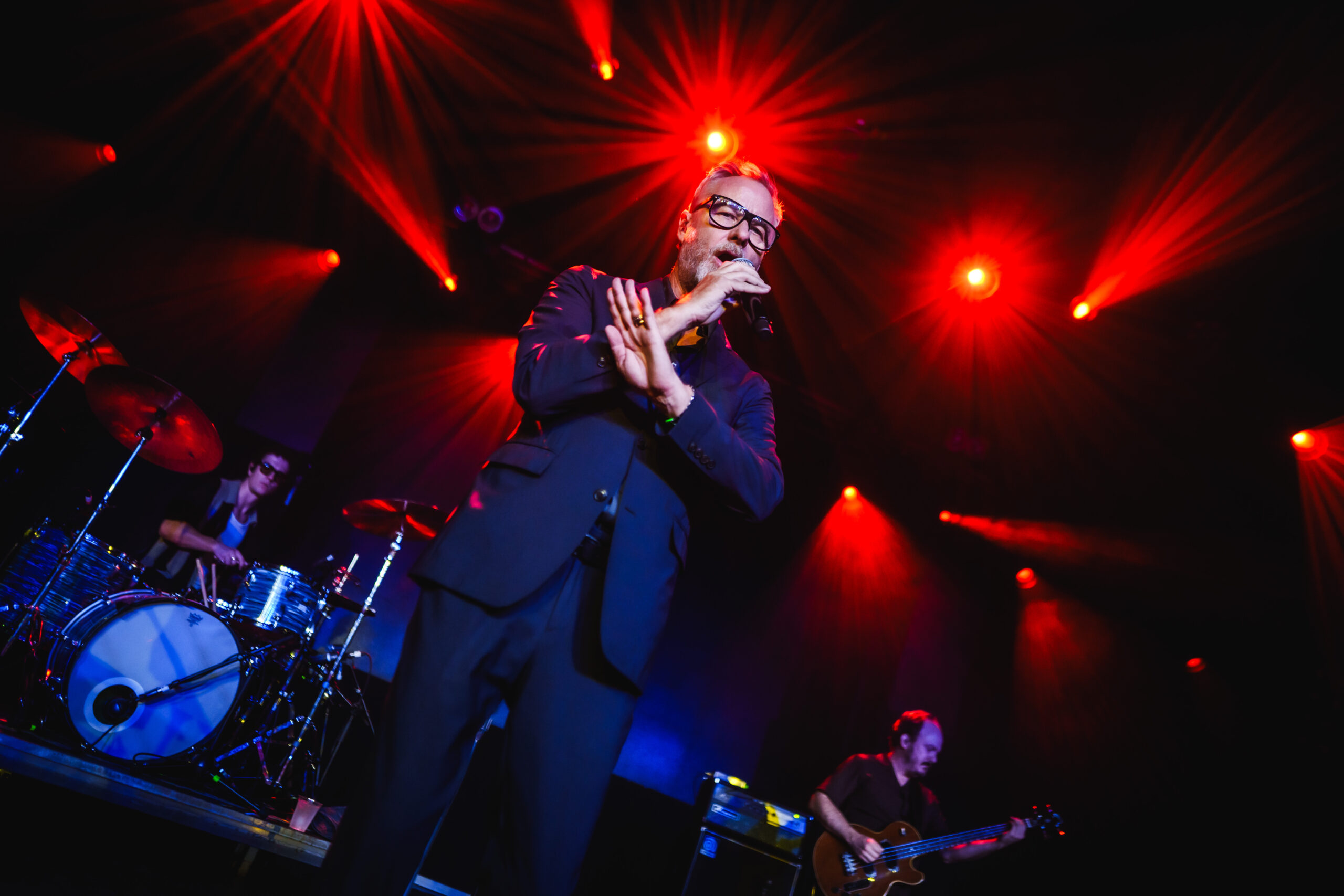 Mit Sakko und Anzughose: Matt Berninger in der Großen Freiheit.
