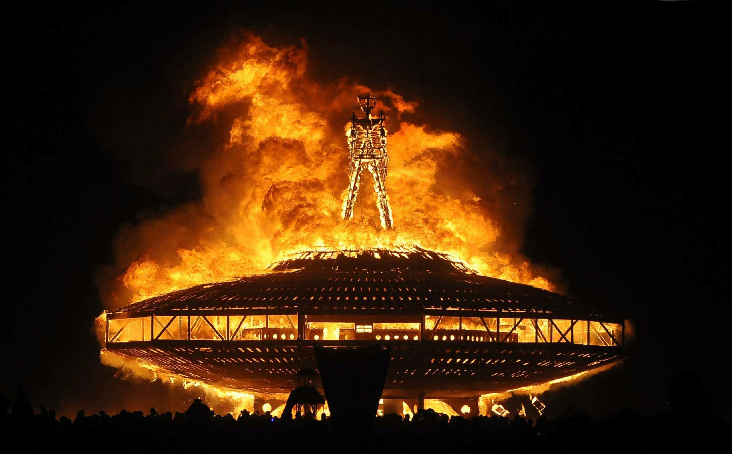 Der Höhepunkt des Burning Man Festivals ist das spektakuläre Verbrennen einer riesigen Holzfigur am letzten Tag. (Archivbild)