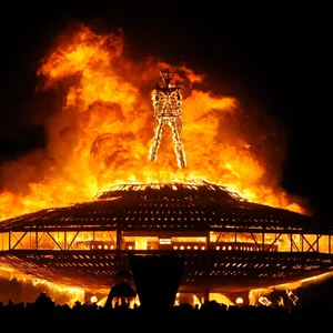 Der Höhepunkt des Burning Man Festivals ist das spektakuläre Verbrennen einer riesigen Holzfigur am letzten Tag. (Archivbild)