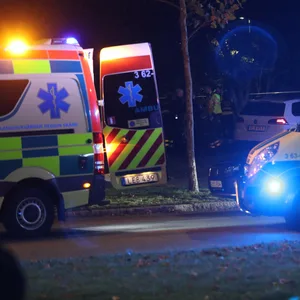 Ein Wagen des schwedischen Rettungsdienstes bei einem Einsatz (Archivbild).