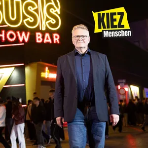 Frank Hoffmann steht auf dem Beatles-Platz.