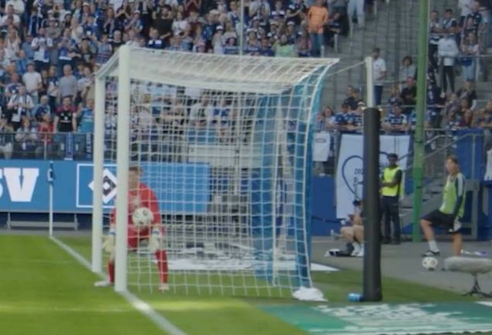 Ein Ball im Volksparkstadion kurz hinter der Torlinie in der Luft
