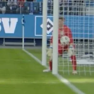 Ein Ball im Volksparkstadion kurz hinter der Torlinie in der Luft