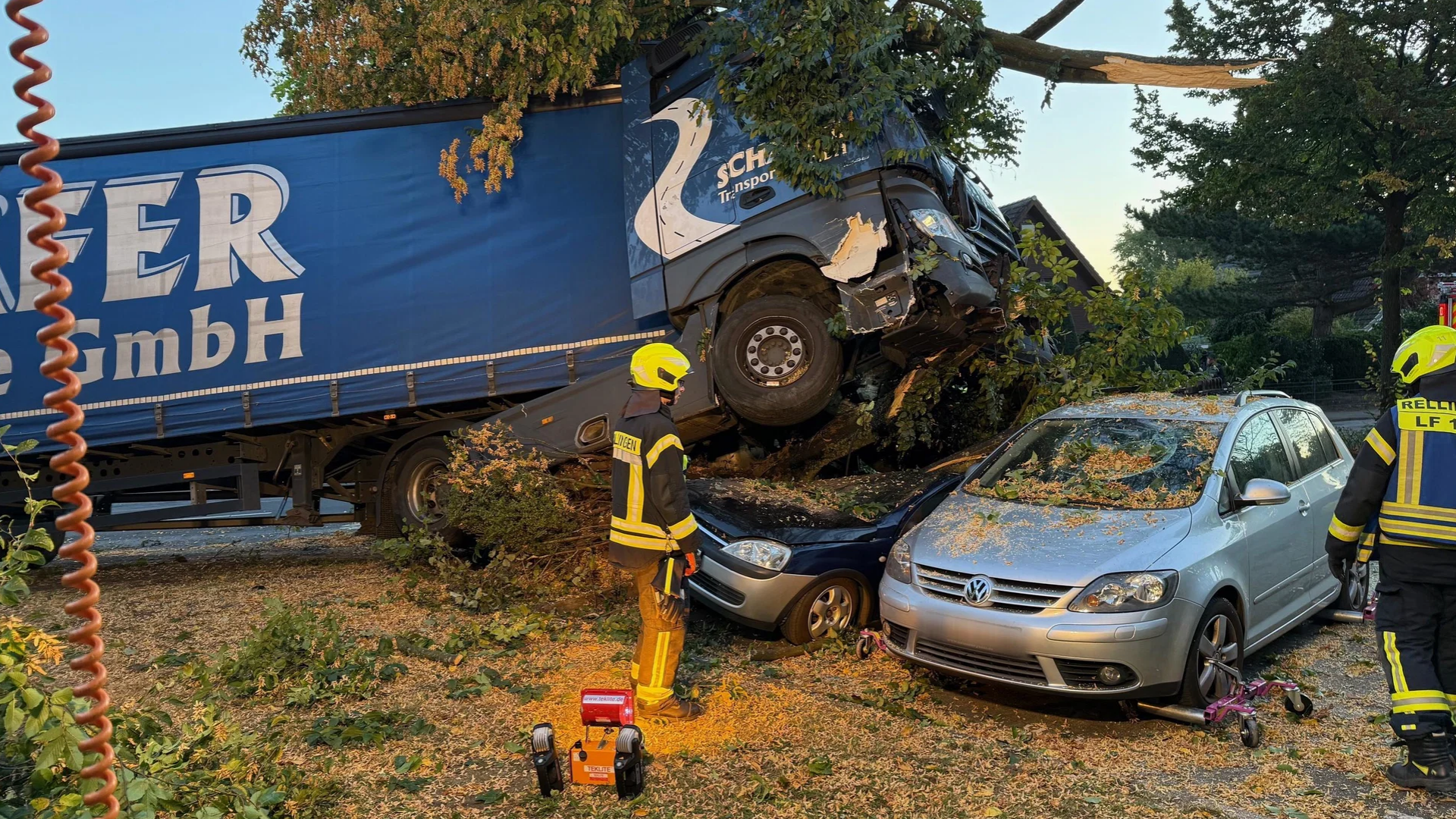 Unter dem Laster ist ein Auto vergraben. Ein weiteres wurde beschädigt.