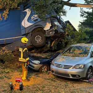 Unter dem Laster ist ein Auto vergraben. Ein weiteres wurde beschädigt.