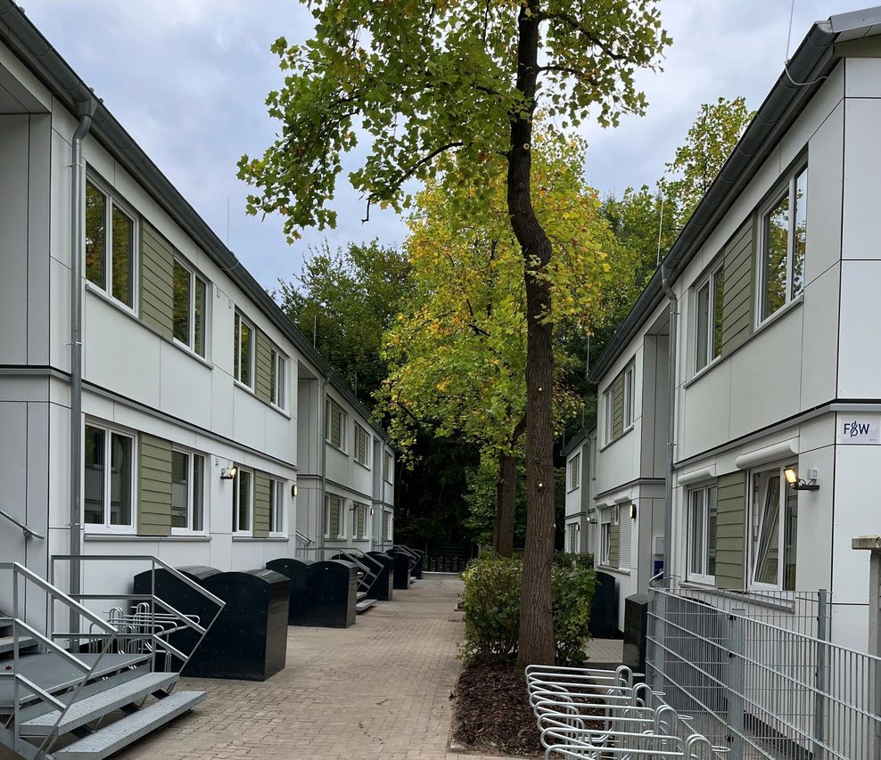 Modulhäuser mit Bäumen dazwischen