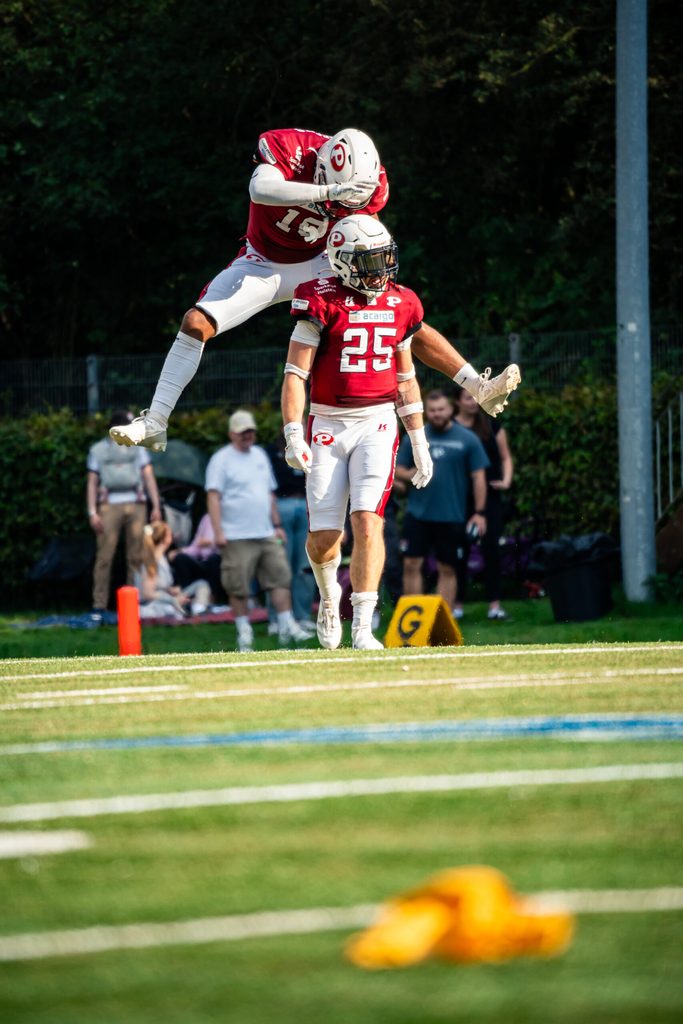 Zwei Spieler der Hamburg Pioneers jubeln