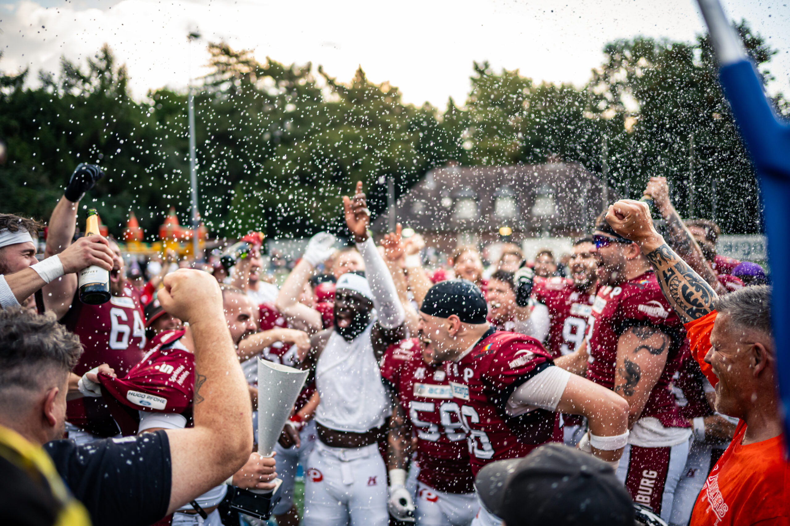 Spieler der Hamburg Pioneers feiern die Meisterschaft