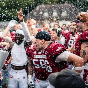 Spieler der Hamburg Pioneers feiern die Meisterschaft