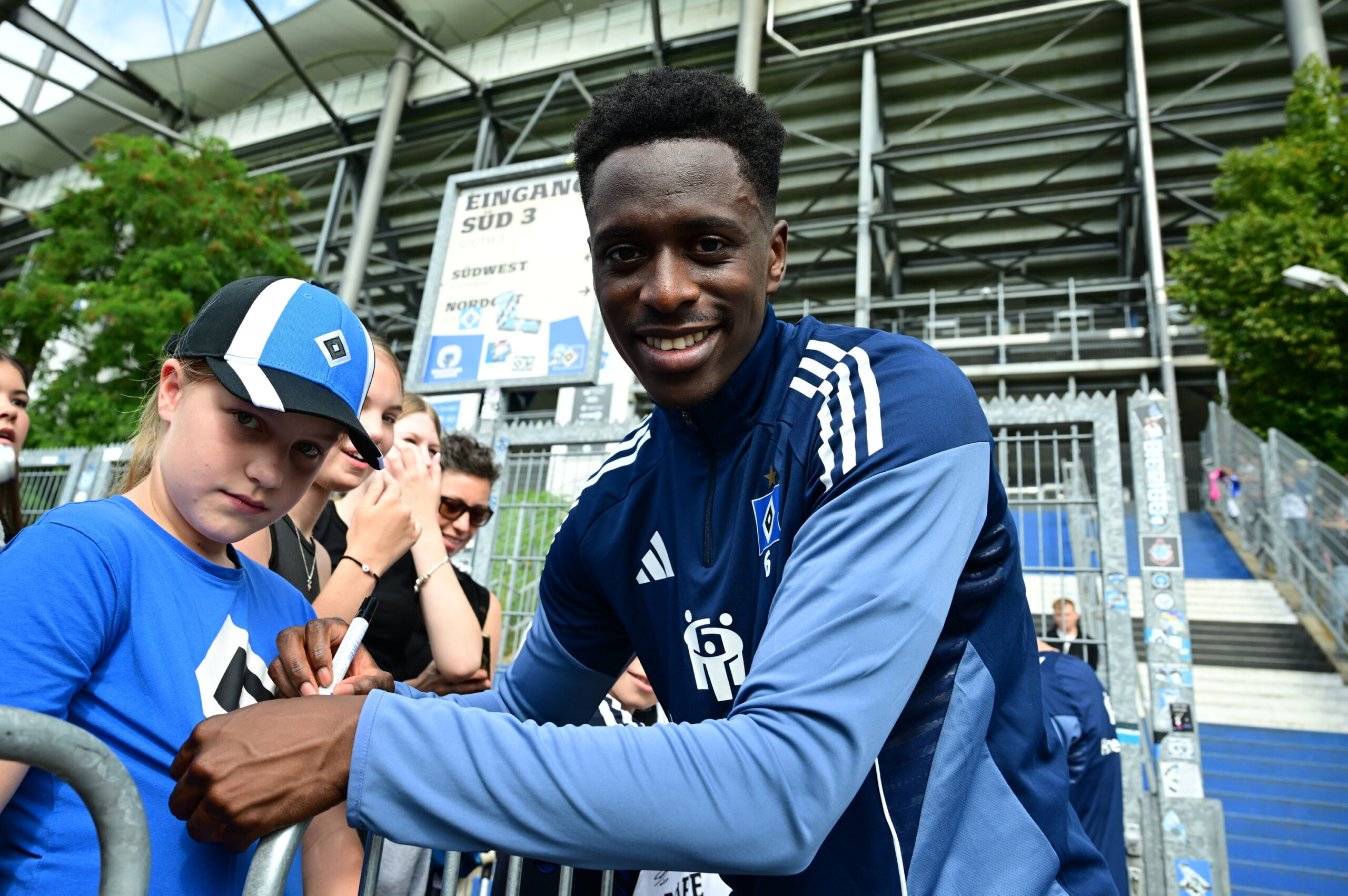 Albert Sambi Lokonga schreibt ein Autogramm im Volksparkstadion