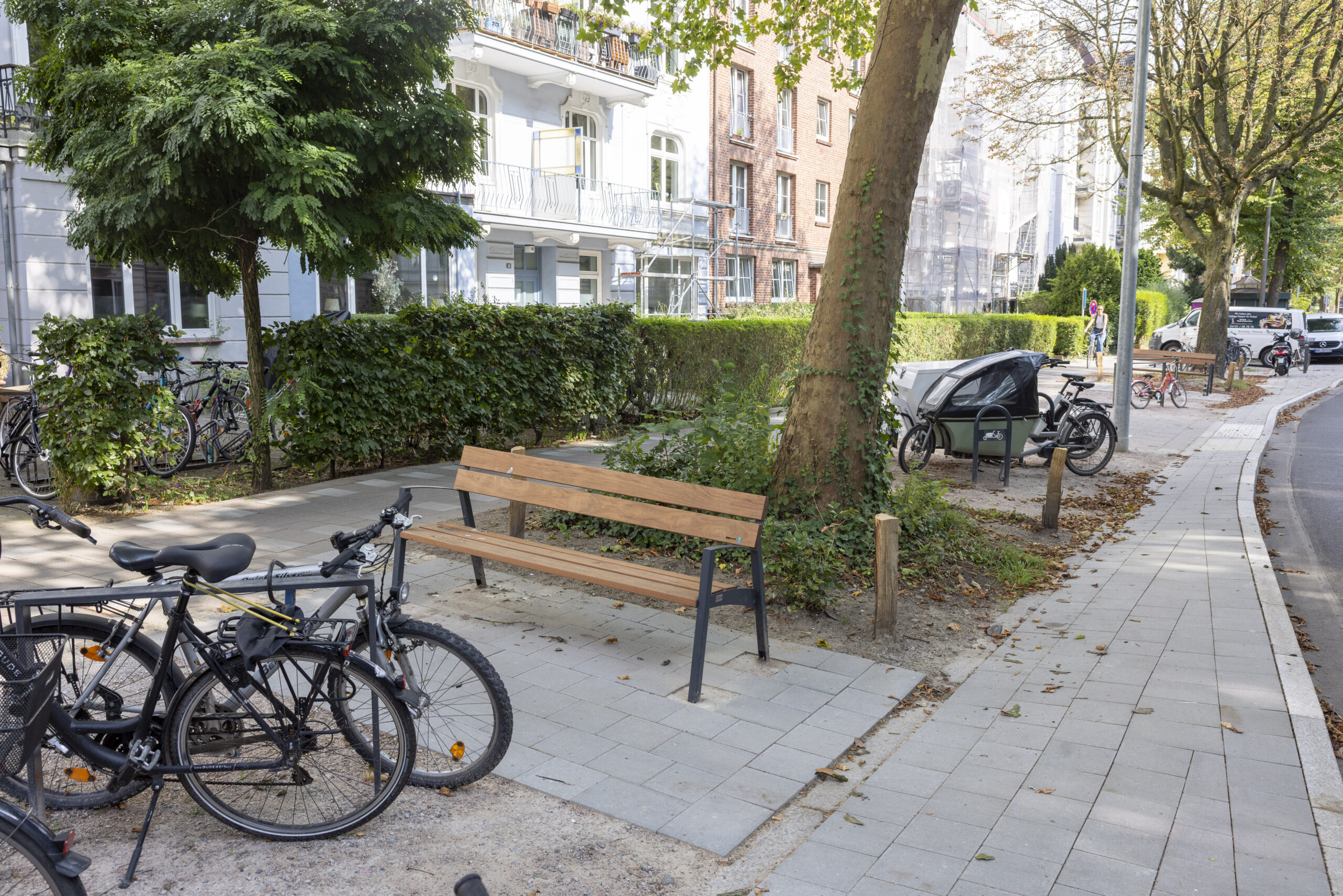 Diese neuen Bänke in Hamburg-Hoheluft-West werden nur selten genutzt.
