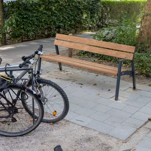 Diese neuen Bänke in Hamburg-Hoheluft-West werden nur selten genutzt.
