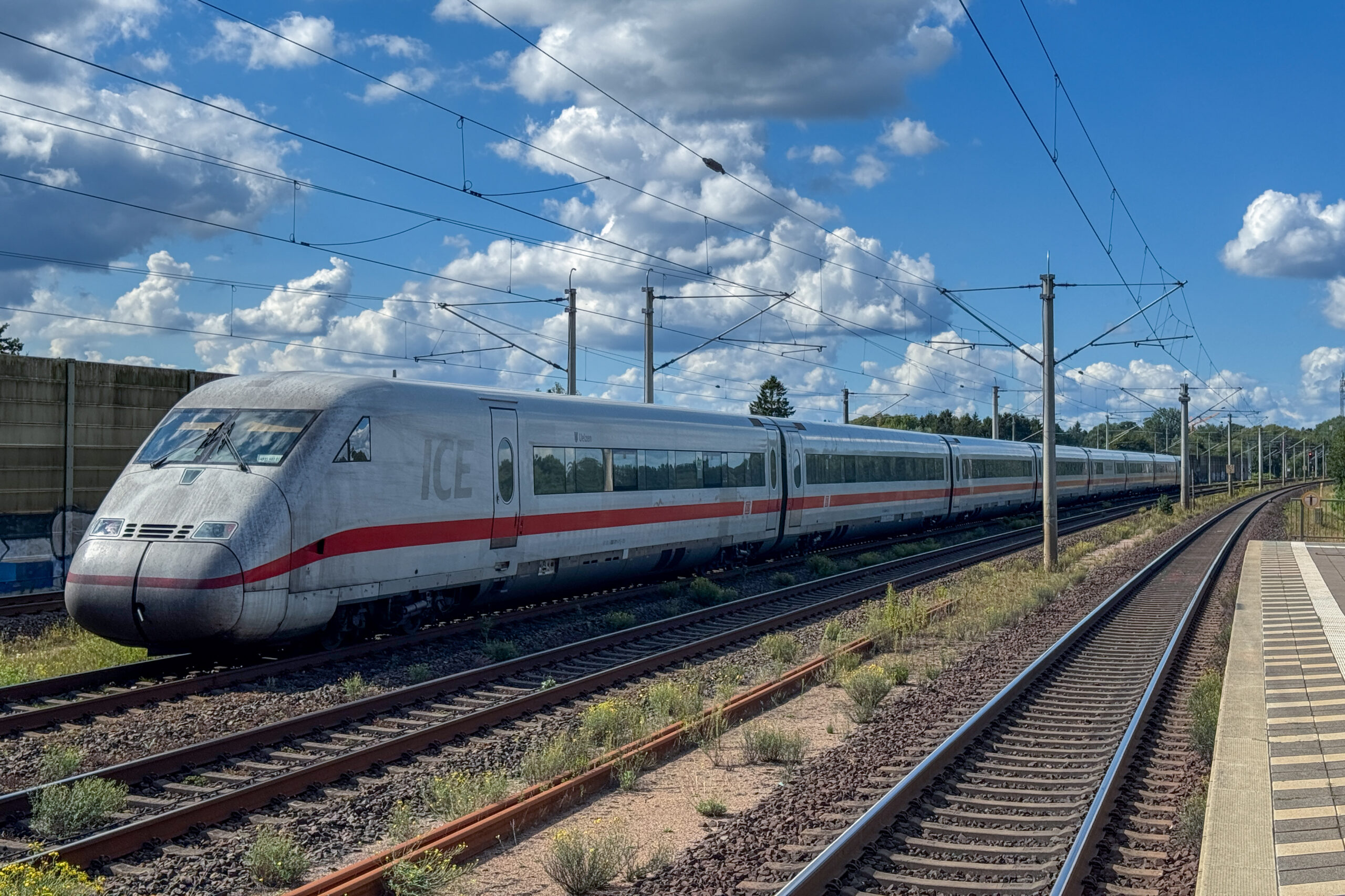 Der defekte ICE im Bahnhof von Ashausen
