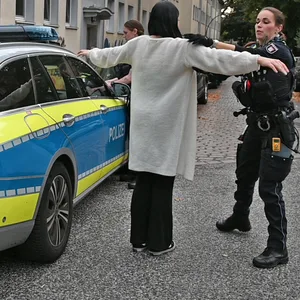Razzia in Kulurverein in harburg. Polizei findet scharfe Munition und gefälschte Luxushandtaschen