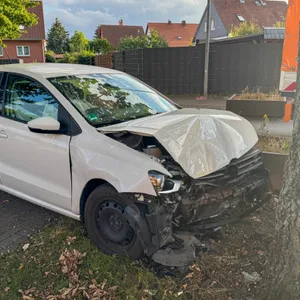 Ein kaputtes Auto vor einem Baum