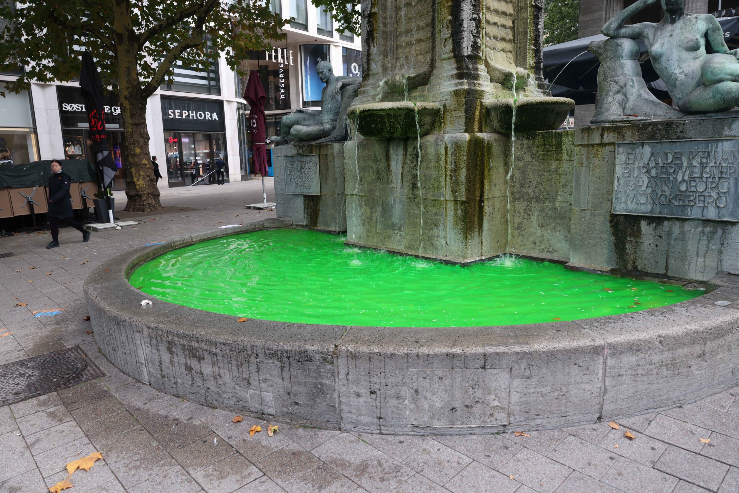Das Wasser im Mönckebergbrunnen in der Hamburger Altstadt ist grün eingefärbt.