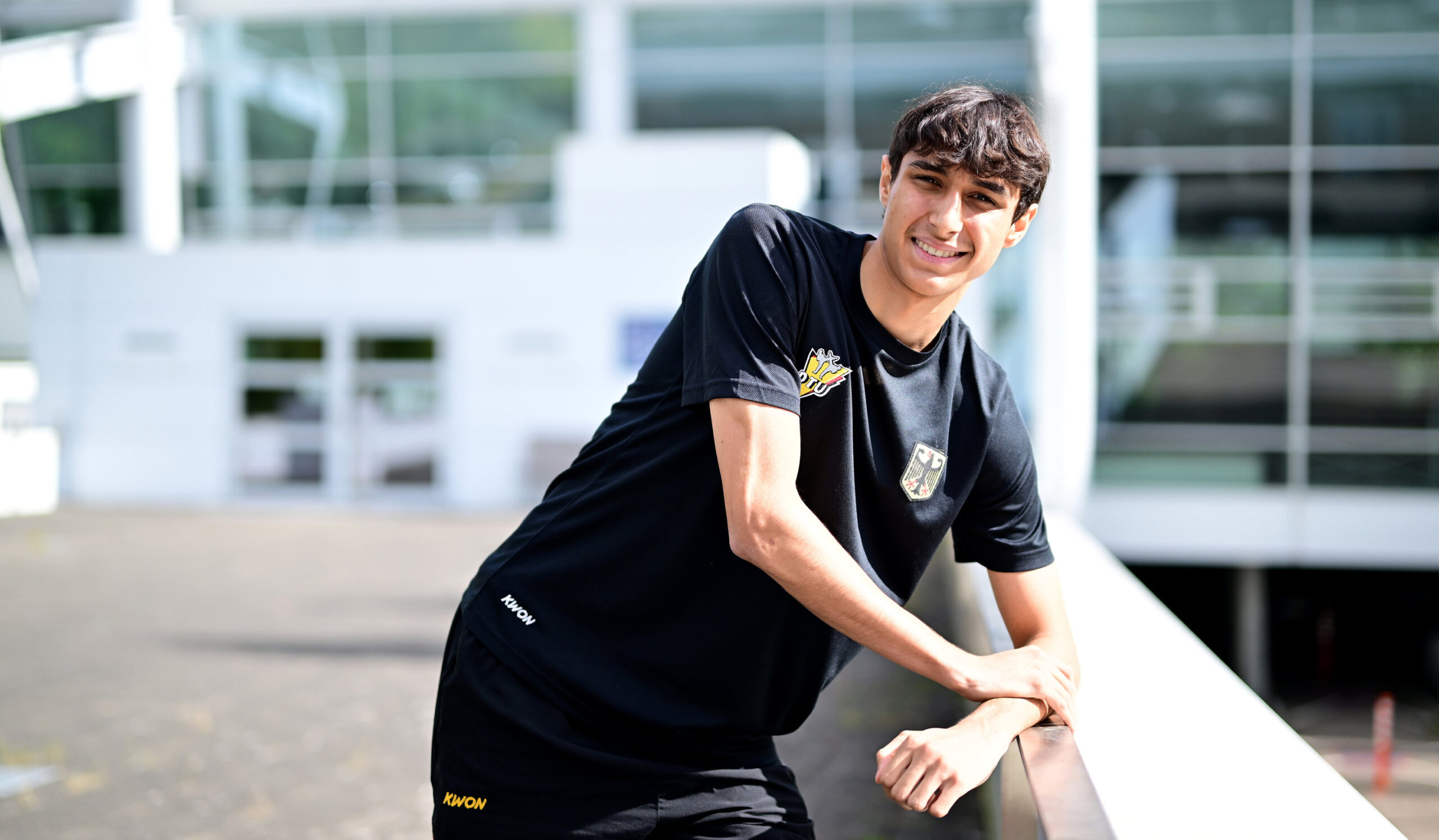 Enis Calik vor der Sporthalle Hamburg