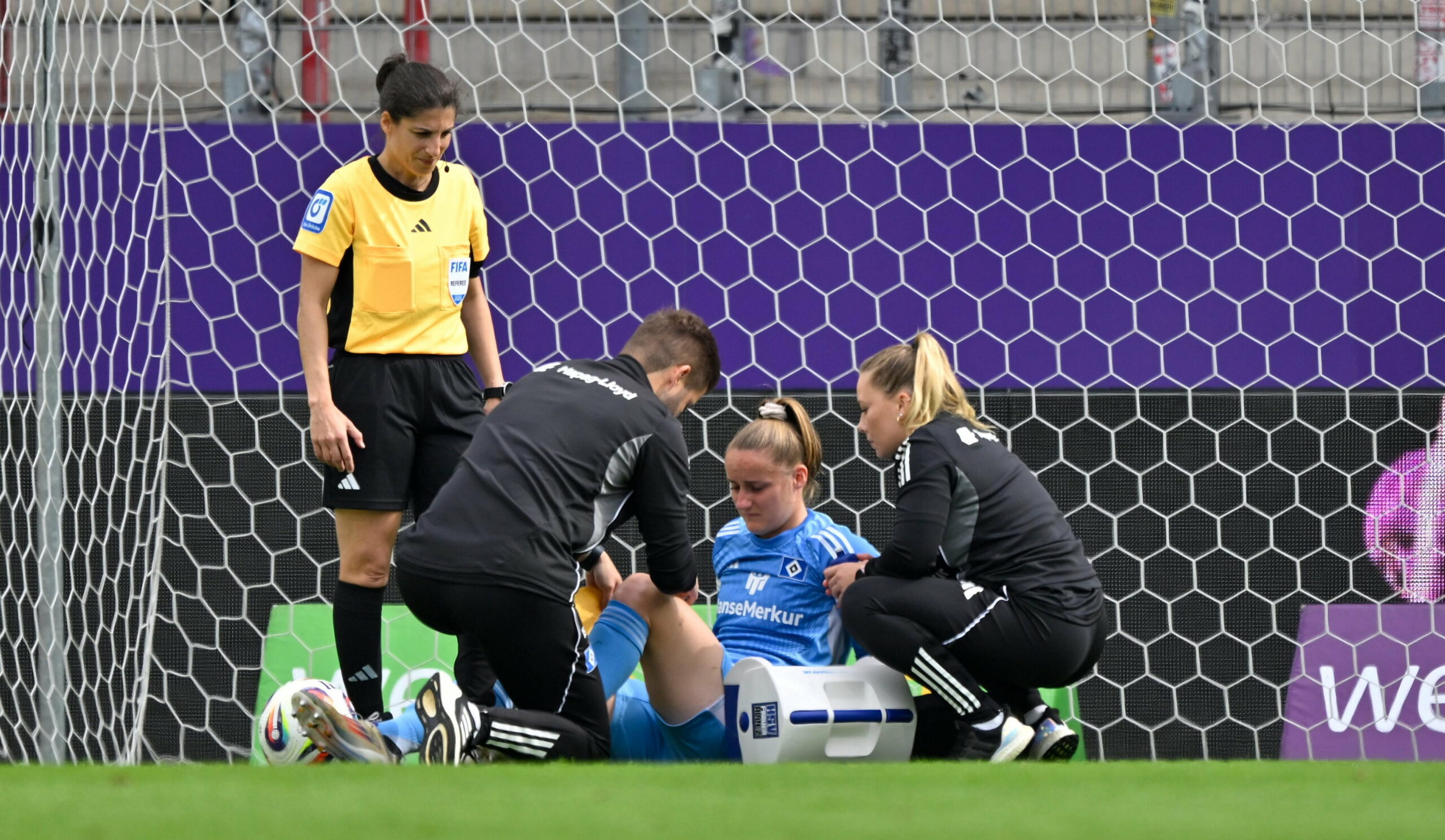 HSV-Keeperin Laura Sieger wird behandelt