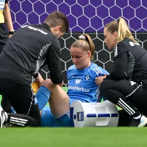 HSV-Keeperin Laura Sieger wird behandelt