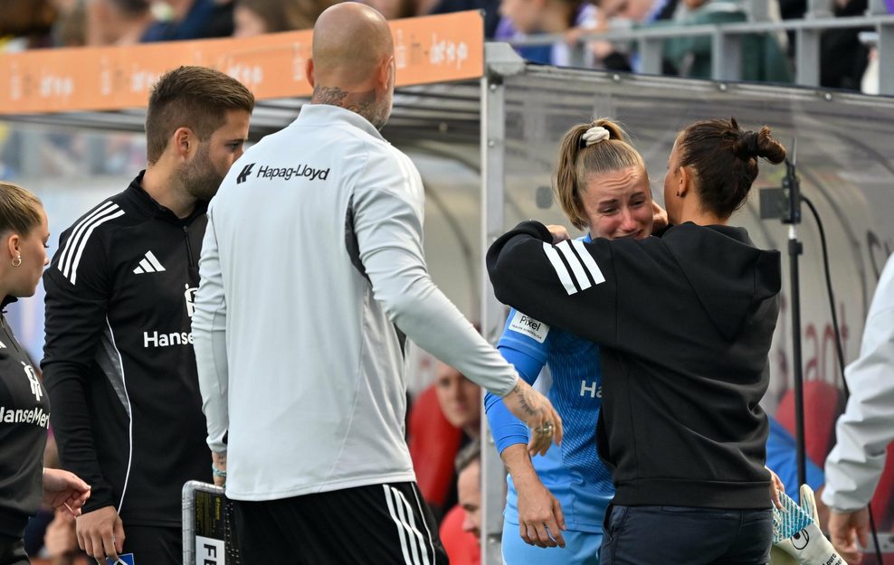 HSV-Trainerin Liése Brancão tröstet Torhüterin Laura Sieger