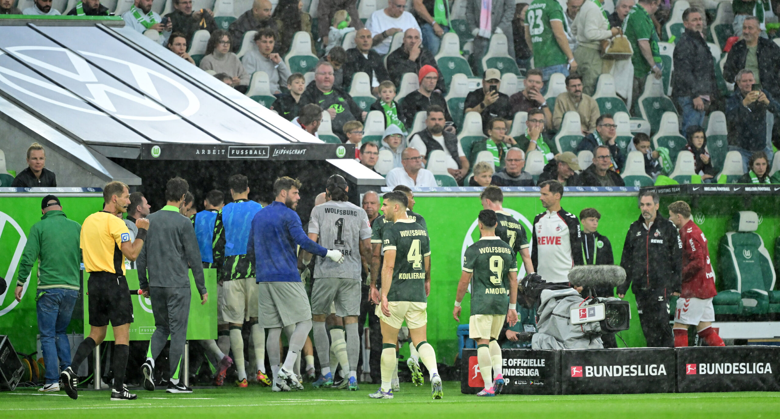Die Spieler des VfL Wolfsburg gehen in die Kabine