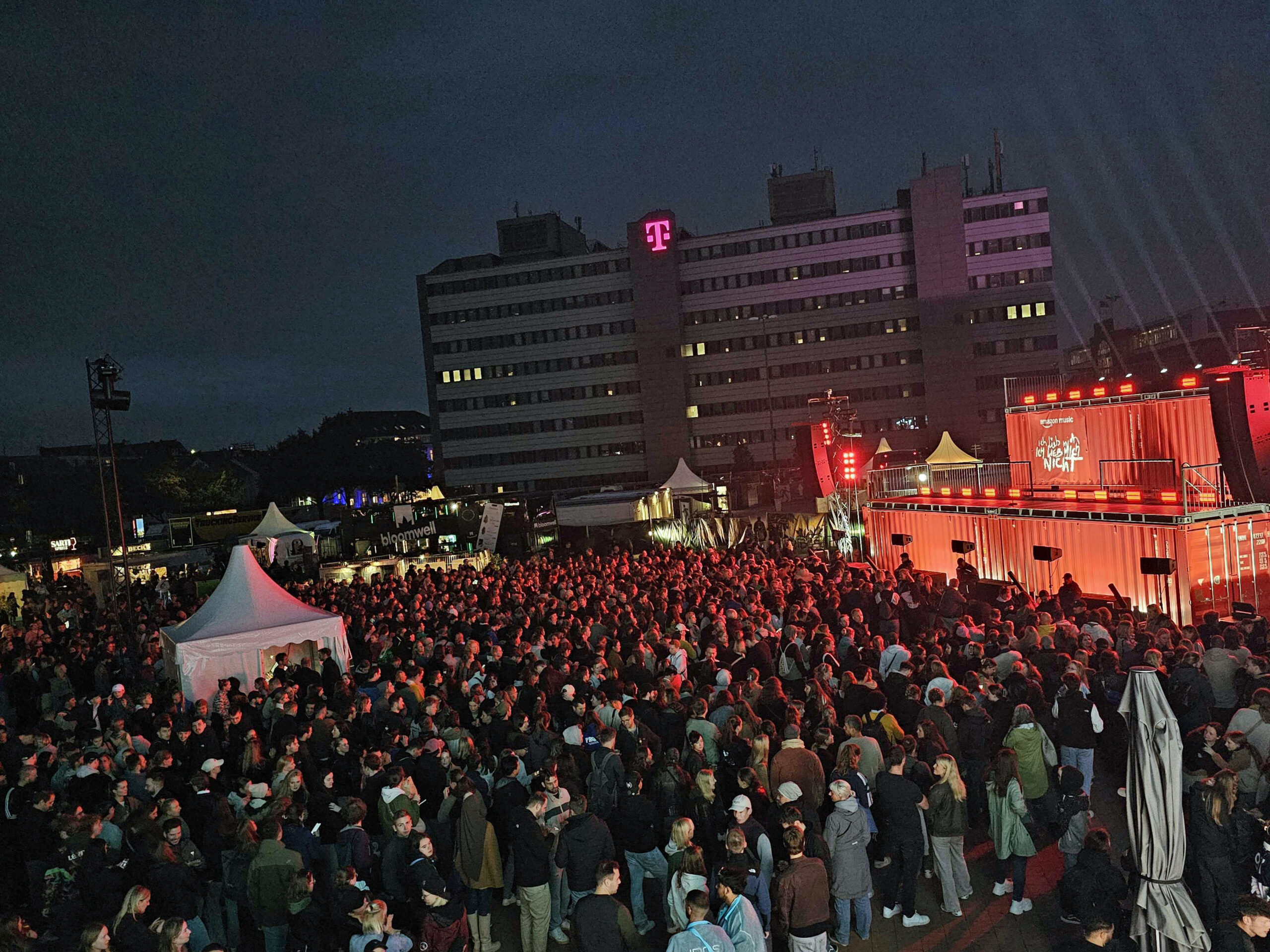 Der Platz im Festival Village auf dem Heiligengeistfeld ist restlos belegt.