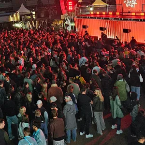 Der Platz im Festival Village auf dem Heiligengeistfeld ist restlos belegt.