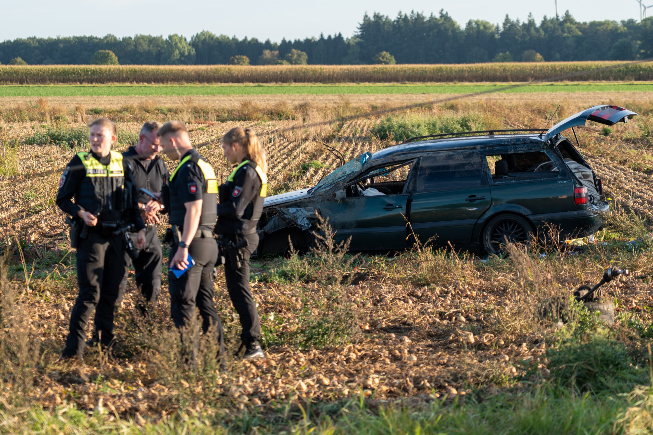 Verunglücktes Auto auf Feld