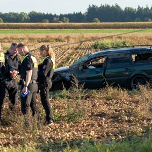 Verunglücktes Auto auf Feld