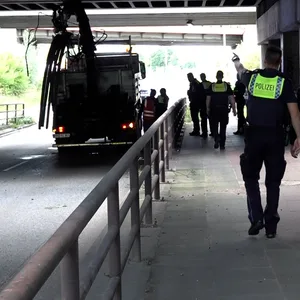 Der Kranausleger des Lkw blieb unter der Bahnbrücke stecken.
