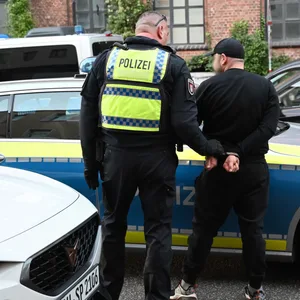 Ein Mann bei der Festnahme