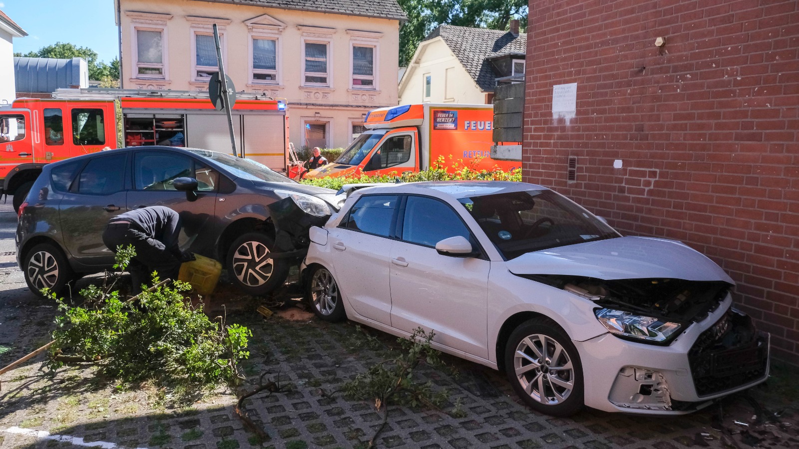 Zwei kaputte Autos
